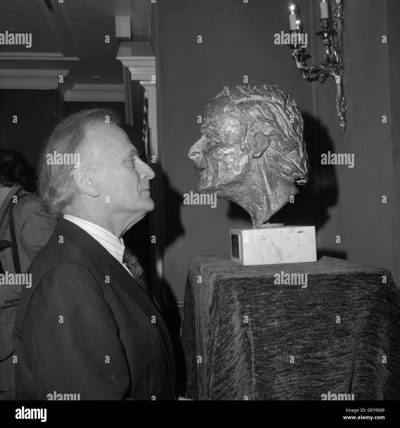 Il violinista Yehudi Menuhin, che domani avrà 60 anni, faccia a faccia con il suo ritratto in bronzo a grandezza naturale. Si tratta di un regalo di primo compleanno che ha ricevuto in una festa per il pranzo che gli è stato dato a Londra da EMI, per il quale ha registrato per oltre 45 anni. Il ritratto è opera di Austin Bennett, 33, uno scultore che è anche Marketing Administrator per EMI's International. Foto Stock