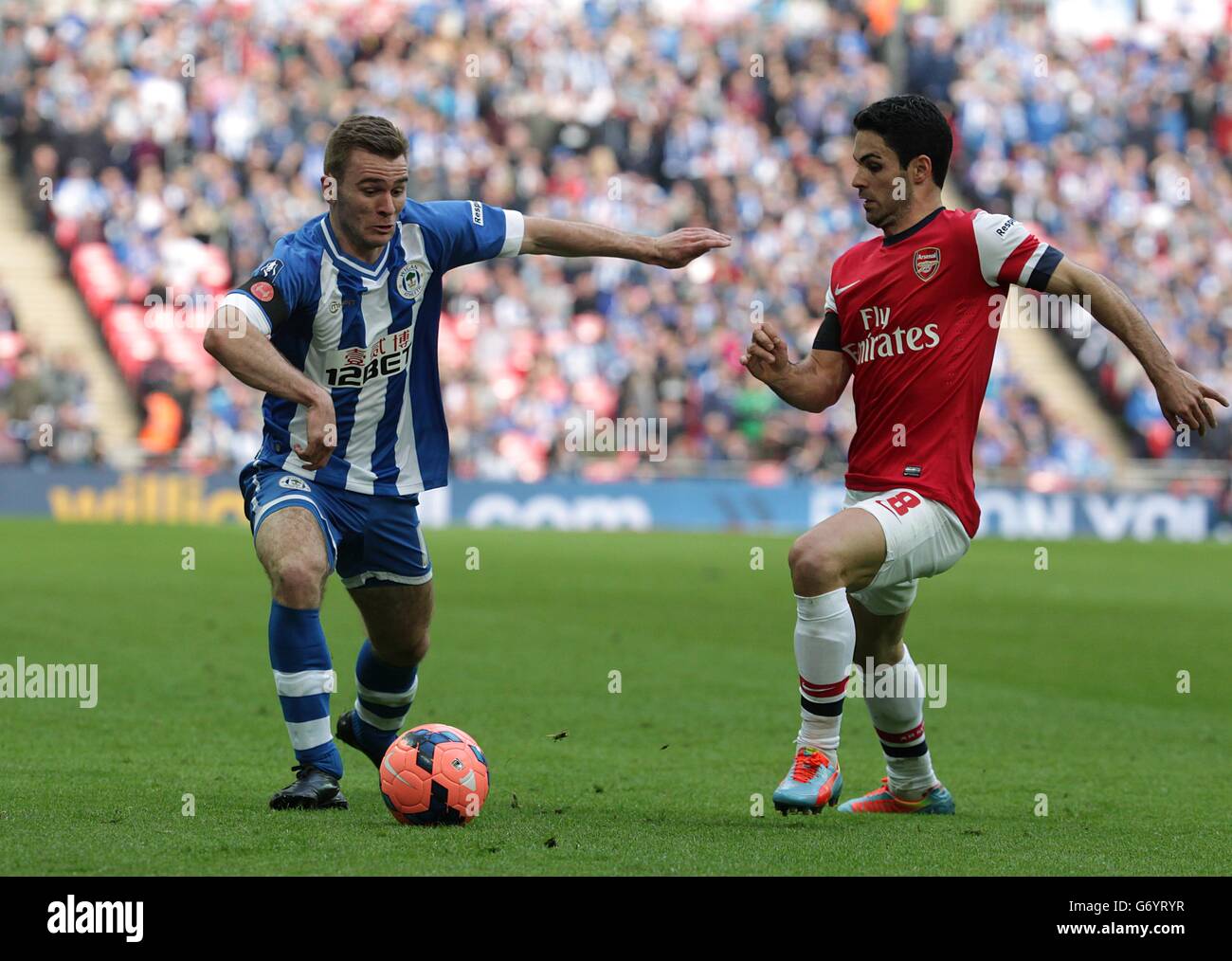 Calcio - fa Cup - Semifinale - Wigan Athletic / Arsenal - Stadio di Wembley. Mikel Arteta di Arsenal (a destra) e Callum McManaman di Wigan Athletic lottano per la palla Foto Stock