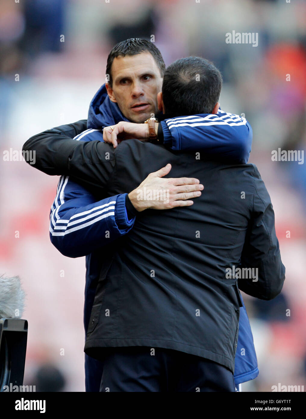 Gus Poyet, manager di Sunderland, e Roberto Martinez, manager di Everton, abbracciano dopo il fischio finale Foto Stock