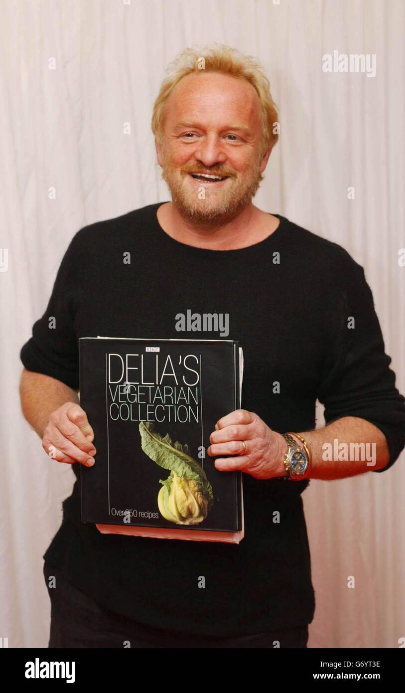 Il celebre chef Antony Worrall Thompson arriva al ristorante temporaneo di Gordon Ramsay a Brick Lane, a est di Londra, per la seconda notte di "Hell's Kitchen", lo spettacolo di cucina ITV Reality, con 10 celebrità che presedono la cucina. Ospitato da Angus Deayton, lo spettacolo vedrà i peggiori chef celebrità votati dal pubblico. Foto Stock