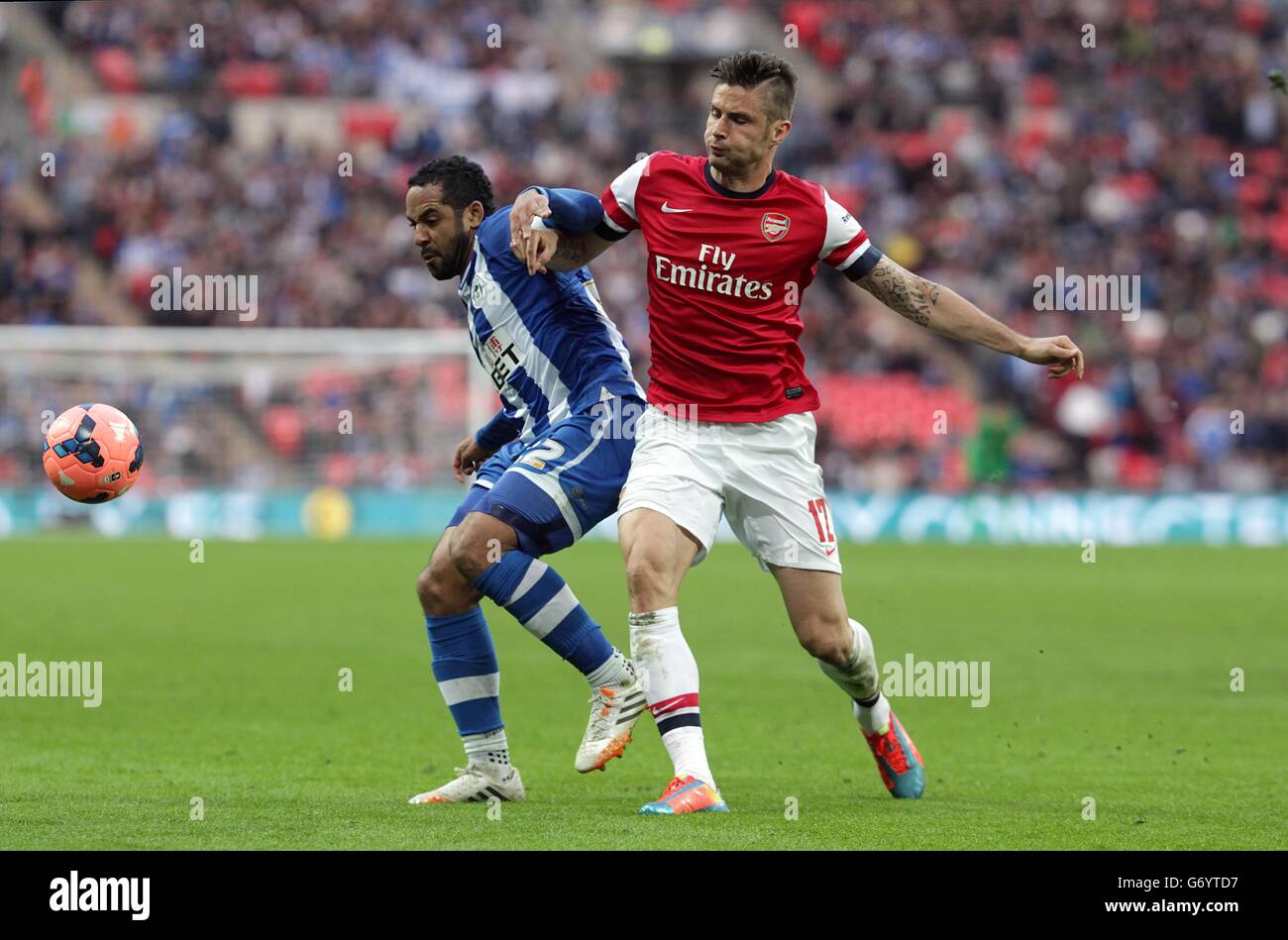 Calcio - fa Cup - Semifinale - Wigan Athletic / Arsenal - Stadio di Wembley. Jean Beausejour di Wigan Athletic (a sinistra) e Olivier Giroud dell'Arsenal combattono per la palla Foto Stock