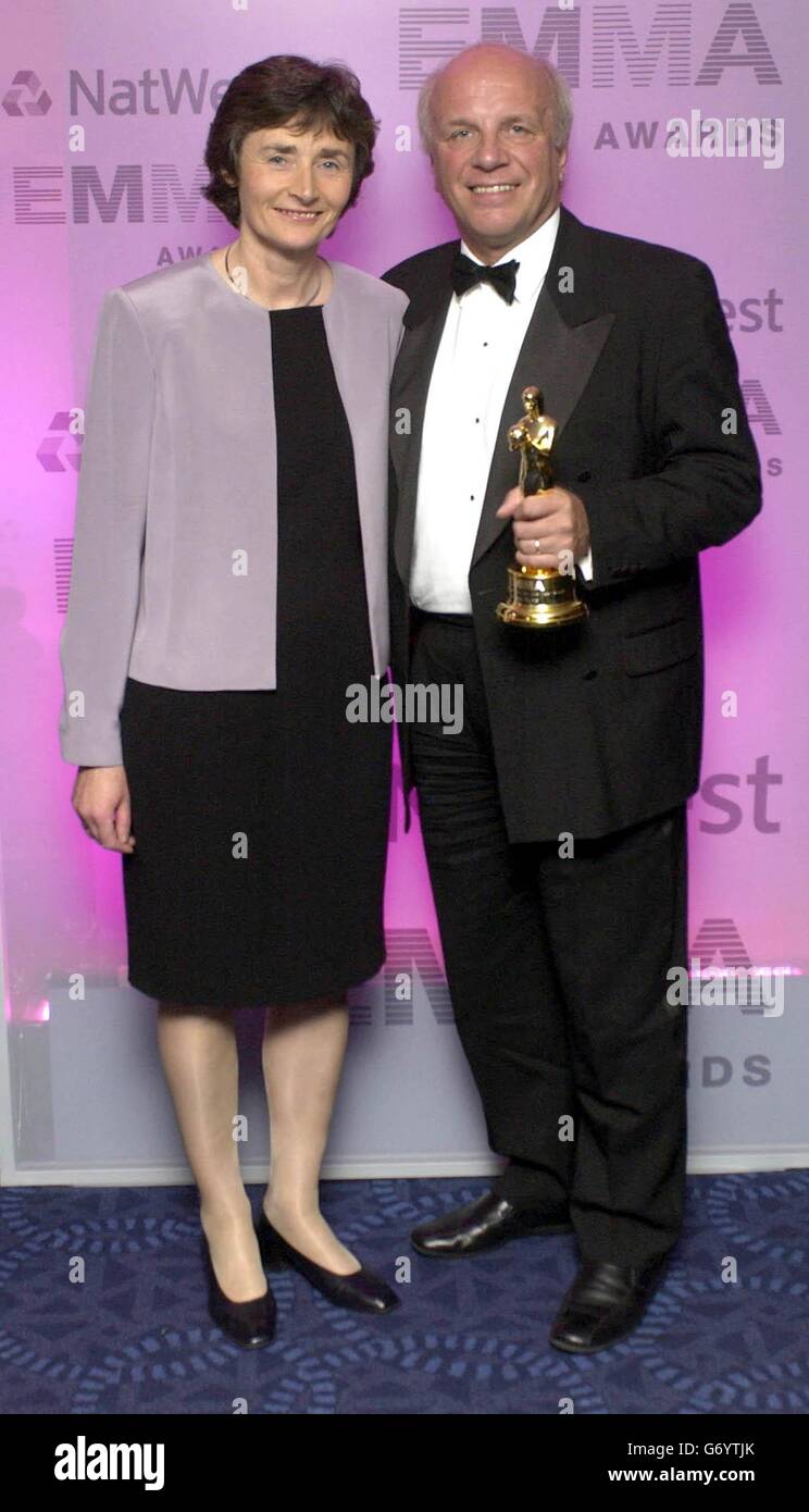 Greg Dyke ha ricevuto il premio Media Personality of the Year da Estelle Morris durante GLI EMMA Awards alla Grosvenor House nel centro di Londra. Foto Stock