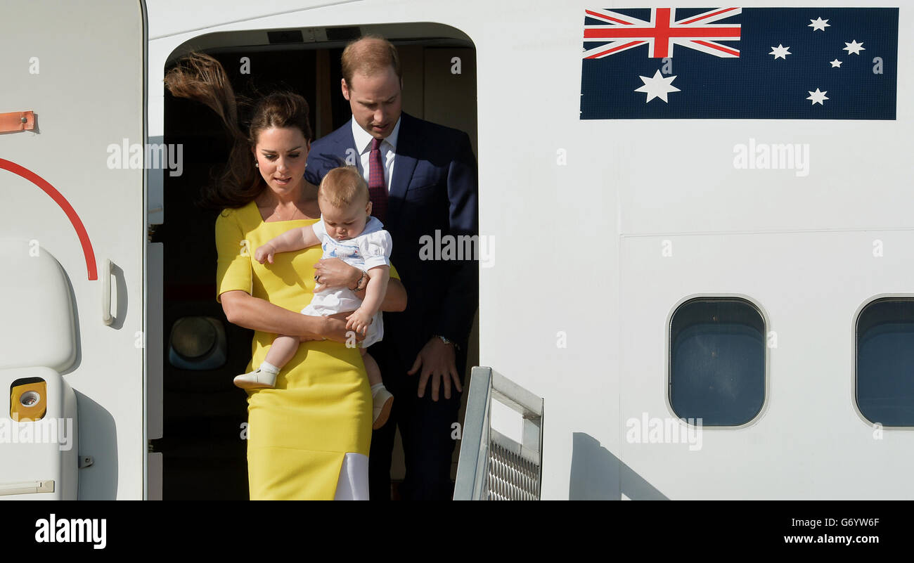 Il Duca e la Duchessa di Cambridge e il Principe George arrivano all'Aeroporto Kingsford Smith di Sydney su un aereo della Royal Australian Air Force durante il decimo giorno del loro tour ufficiale in Nuova Zelanda e Australia. Foto Stock