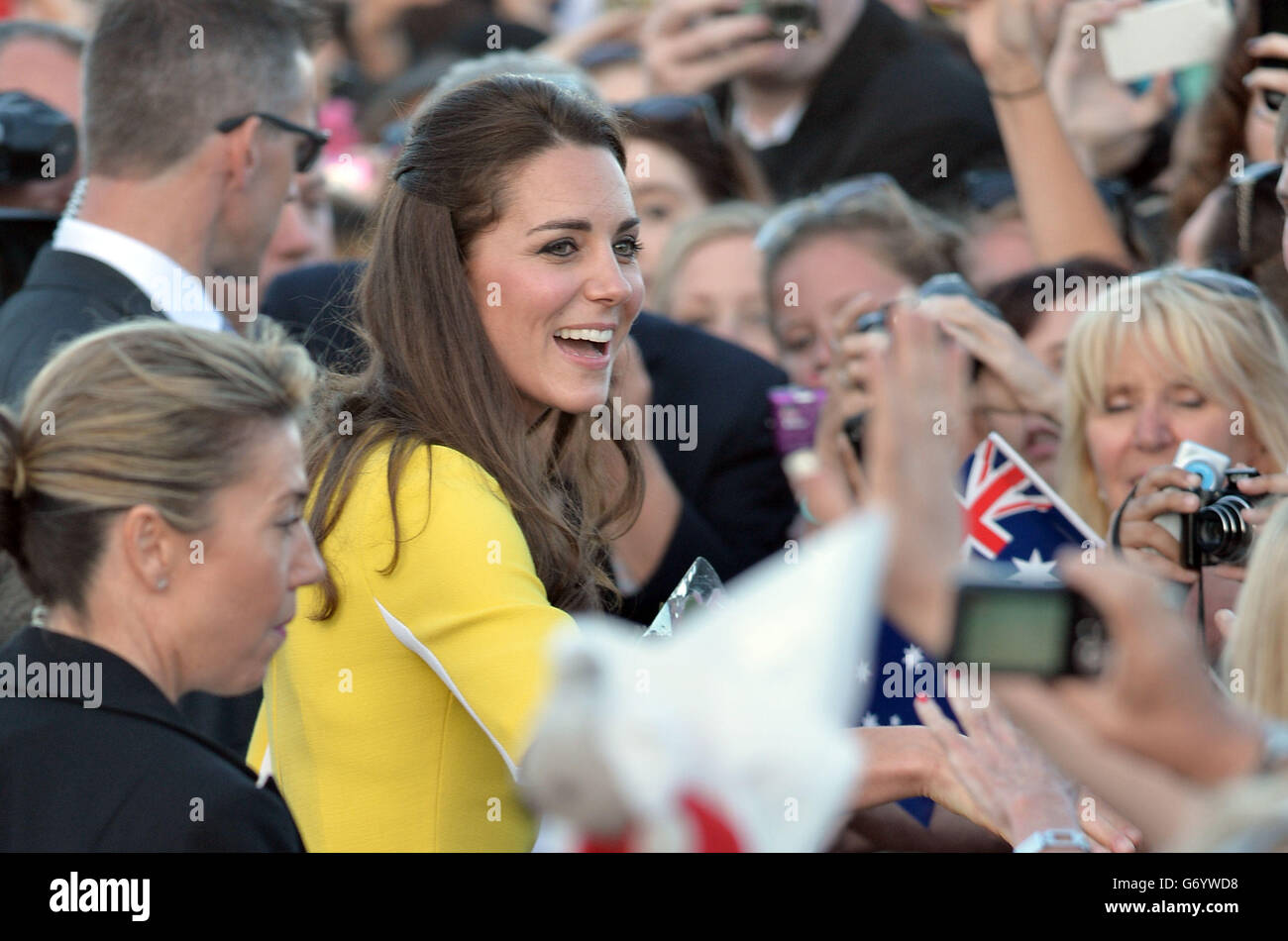 Il Duca e la Duchessa di Cambridge incontrano la folla mentre lasciano la Sydney Opera House dopo un ricevimento ospitato dal Governatore e Premier del nuovo Galles del Sud durante il decimo giorno del loro tour ufficiale in Nuova Zelanda e Australia. Foto Stock