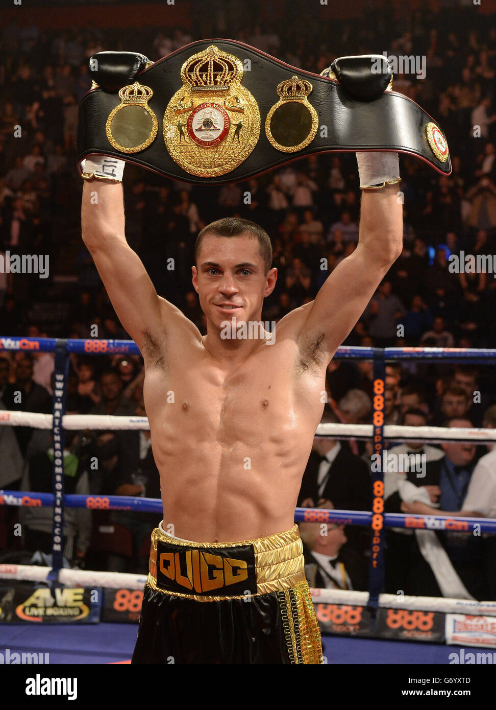 Scott Quigg celebra il battere di Tshifhiwa Munyai durante il Bantamweight World Super Bout titolo al Phones 4U Arena, Manchester. Foto Stock