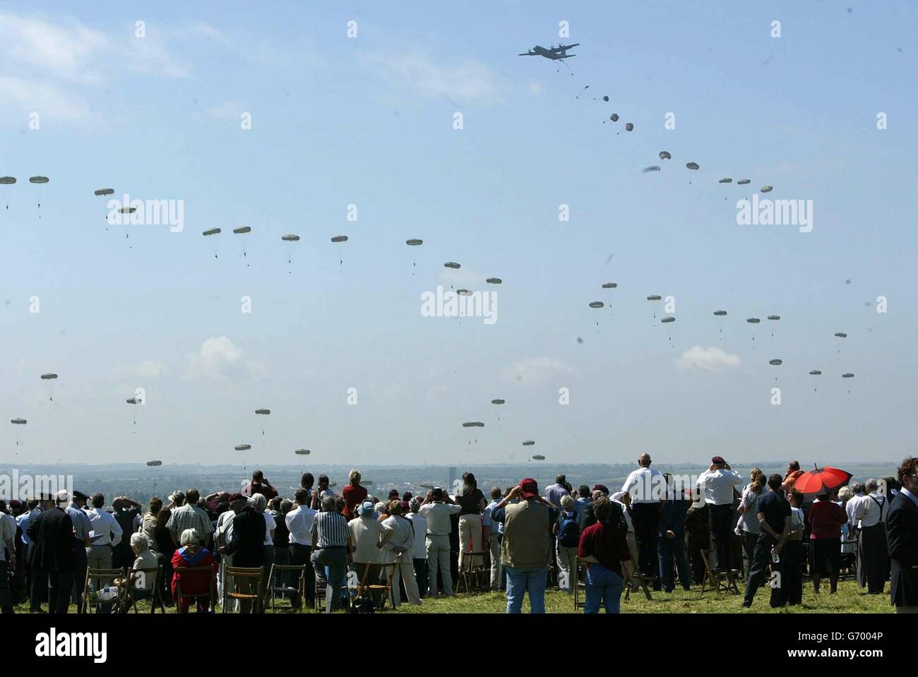 Gli spettatori osservano un calo dal 1° Battaglione il reggimento di paracadute a Ranville in Normandia, nella Francia nord-occidentale, durante un fine settimana di eventi per celebrare il 60° anniversario dell'invasione alleata d'Europa. Foto Stock