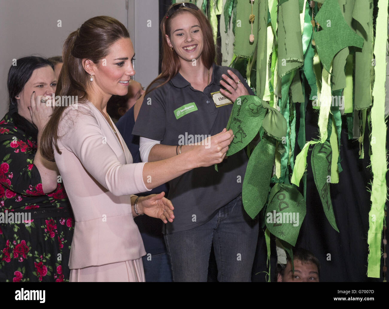 La duchessa di Cambridge lega una foglia all'albero della salute mentale presso il centro della comunità giovanile Northern Sound System di Adelaide, Australia, durante il loro tour ufficiale in Nuova Zelanda e Australia. Foto Stock