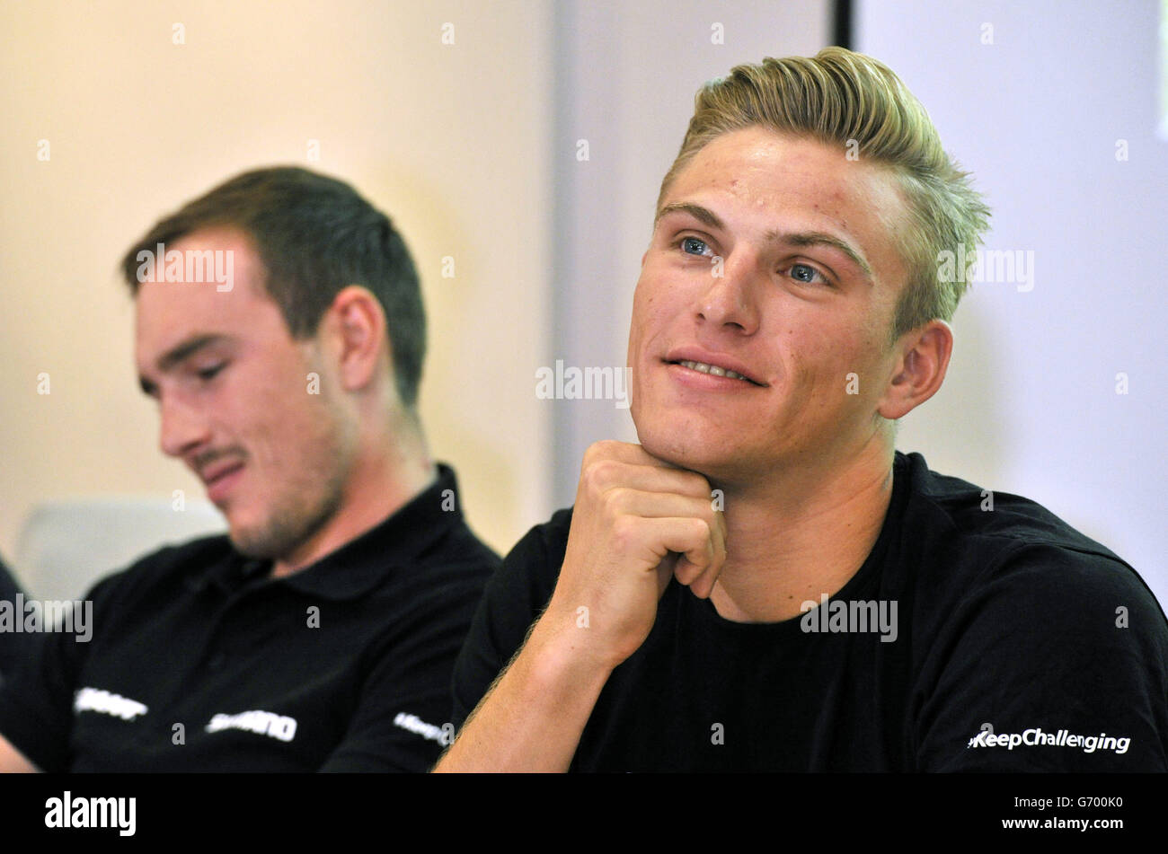 I membri del Giant Shimano Cycle Race Team John Degenkolb e Marcel Kittel (a destra) durante una pausa dall'allenamento per parlare con i media al Weetwood Hall Hotel, Leeds. Foto Stock