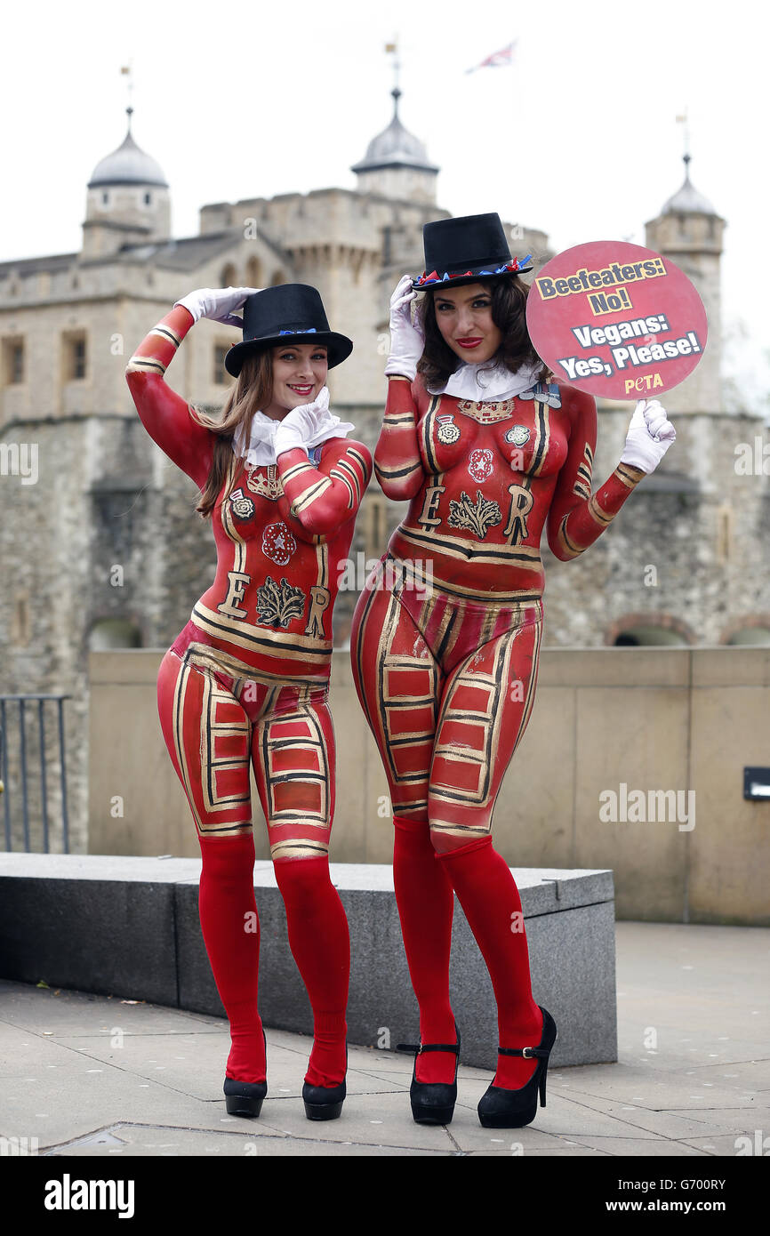 Due modelli, entrambi membri del PETA, con i loro corpi dipinti per assomigliare a Yeoman Warders, promuovono i pasti senza carne in congiunzione con la corsa fino a St George's Day fuori della Torre di Londra. Foto Stock