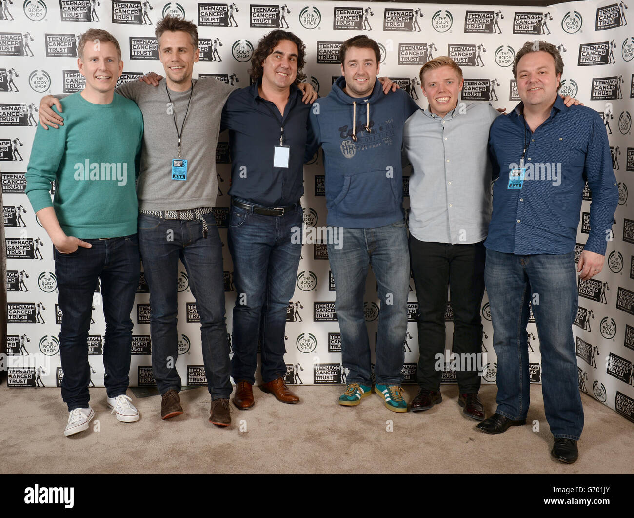 (Da sinistra a destra) Patrick Kielty, Richard Bacon, Micky Flanagan, Jason Manford, Rob Beckett e Hal Cruttenden backstage durante la serie di concerti di beneficenza Teenage Cancer Trust, presso la Royal Albert Hall, a Londra. Foto Stock