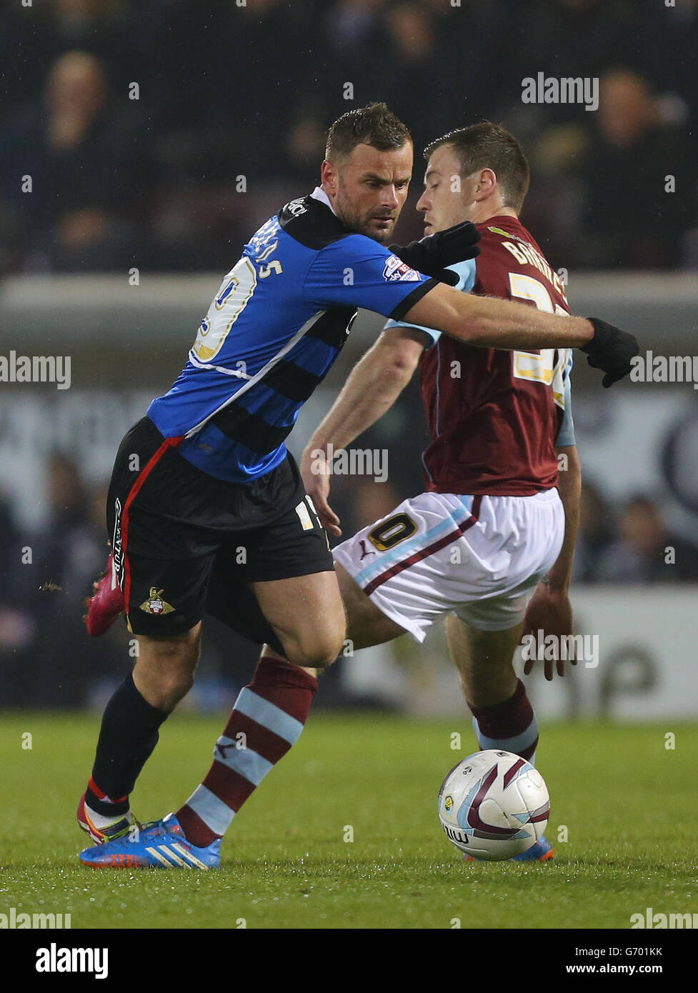 Richard Wellens di Doncaster Rovers (a sinistra) si allontana dall'Ashley Barnes di Burnley durante la partita del campionato Sky Bet al Turf Moor di Burnley. Foto Stock