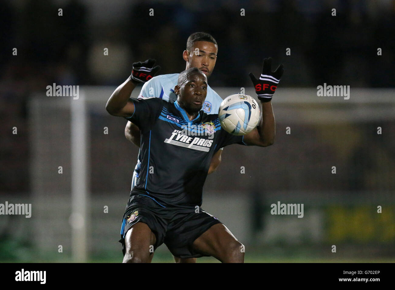 Calcio - Sky Bet League One - Coventry City / Stevenage - Sixfields Stadium. Jordon Clarke (indietro) di Coventry City batte per la palla con Lucas Akins di Stevenage Foto Stock