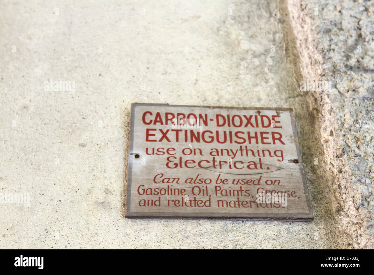 In legno Vintage estintore ad anidride carbonica su pareti di Ellis Island. Foto Stock