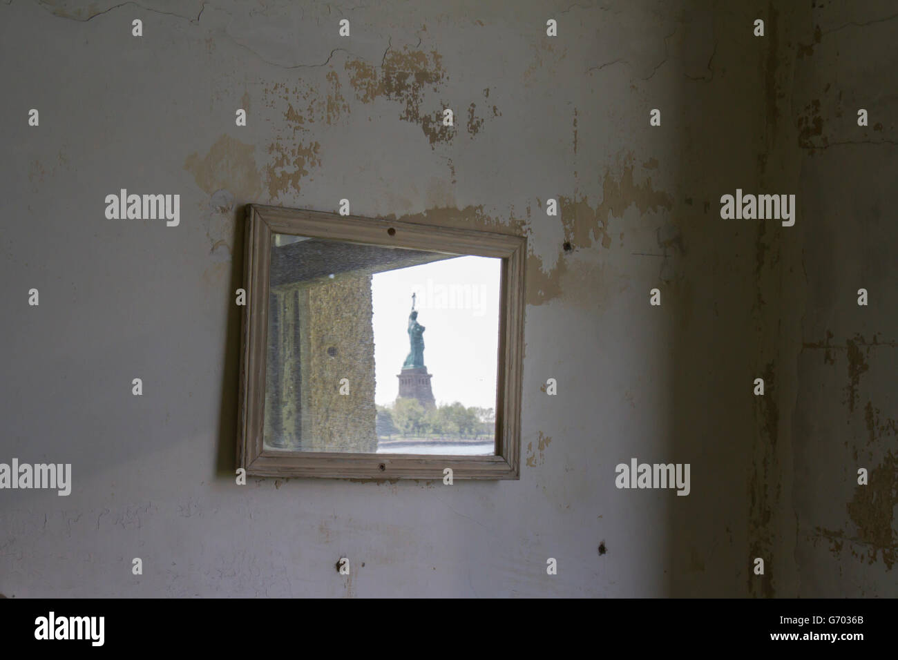 Statua della Libertà si riflette in specchio sopra il lavabo a parete di tubercolosi ala di Ellis Island Hospital. Foto Stock