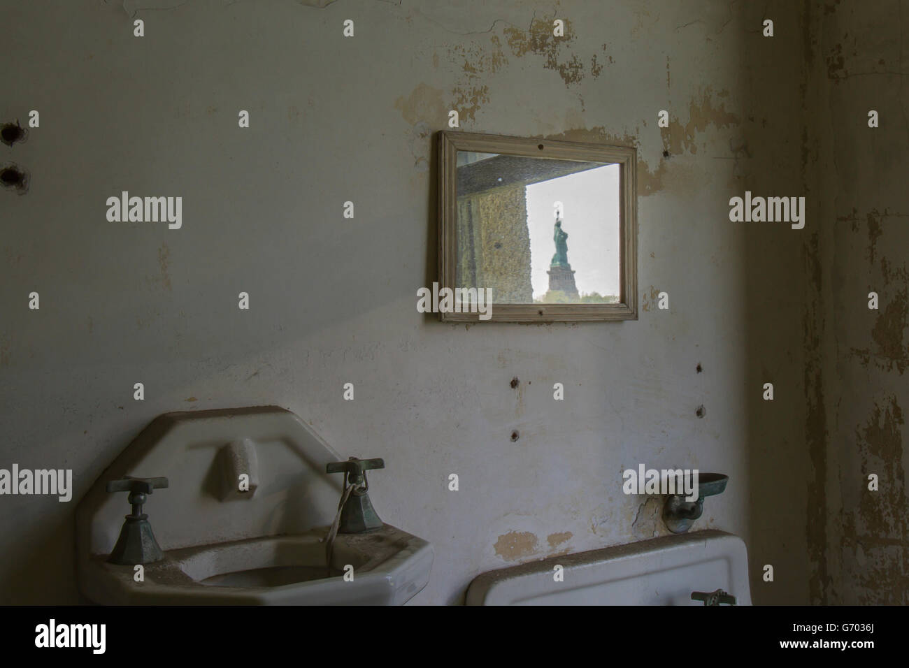 Statua della Libertà si riflette in specchio sopra il lavabo a parete di tubercolosi ala di Ellis Island Hospital. Foto Stock