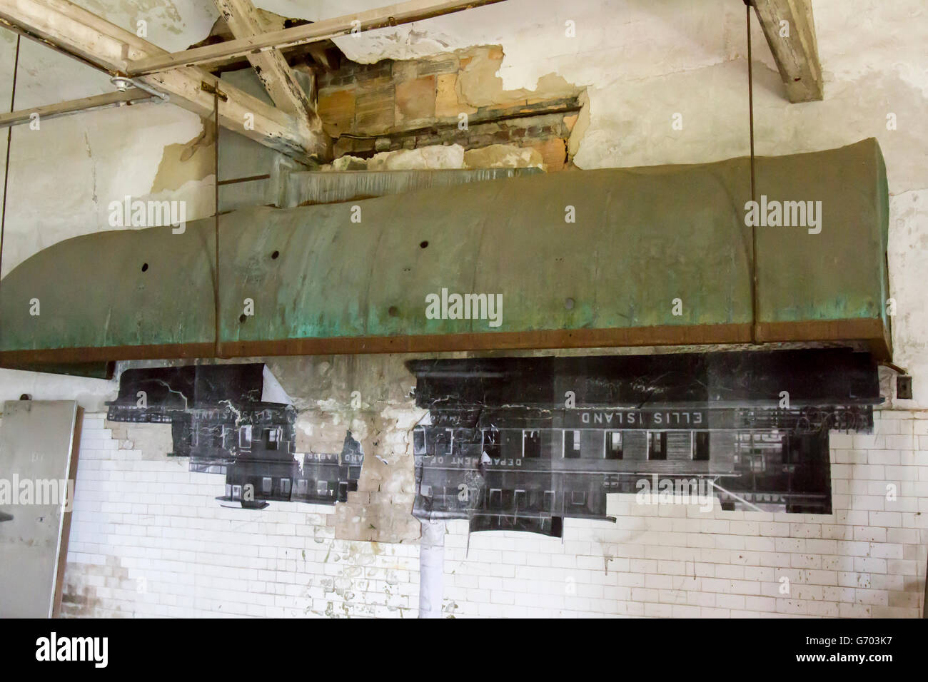 Ellis Island, New Jersey, Stati Uniti d'America - 18 Giugno 2016 : fotografia di vintage sistema di cottura a vapore su parete con cucina cappa di sfiato in Ellis Island cucina Foto Stock