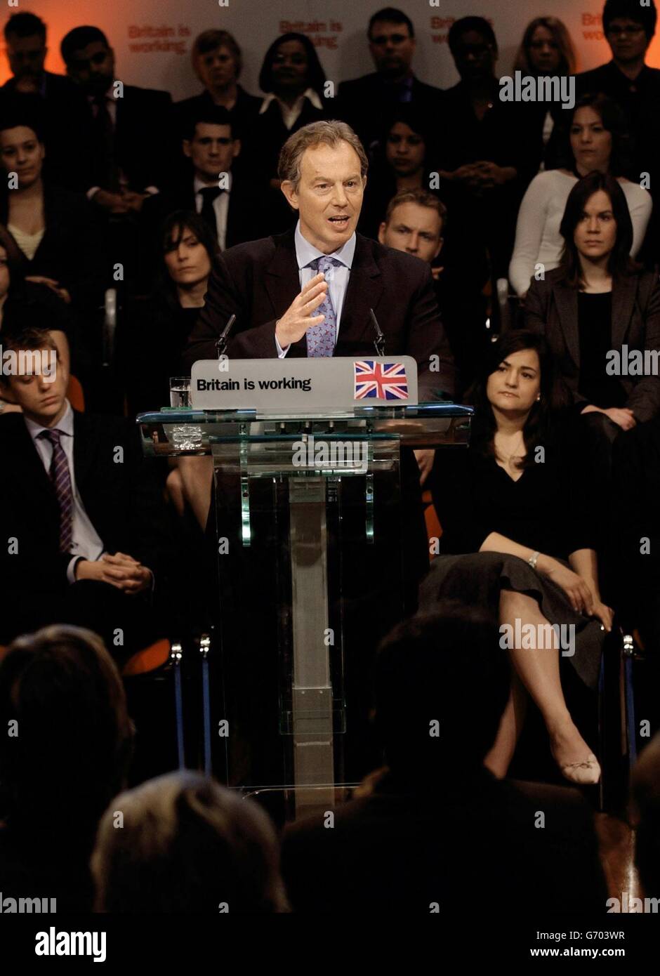 Il primo ministro Tony Blair parla a Cabot Hall, nella zona est di Londra, al lancio della campagna per le elezioni europee del partito laburista per un mese. Ha affermato che gli elettori si trovavano di fronte a una scelta tra il Labour, che avrebbe fatto della Gran Bretagna il cuore dell’Europa e i Tories, che avrebbero lasciato il paese emarginato. Foto Stock