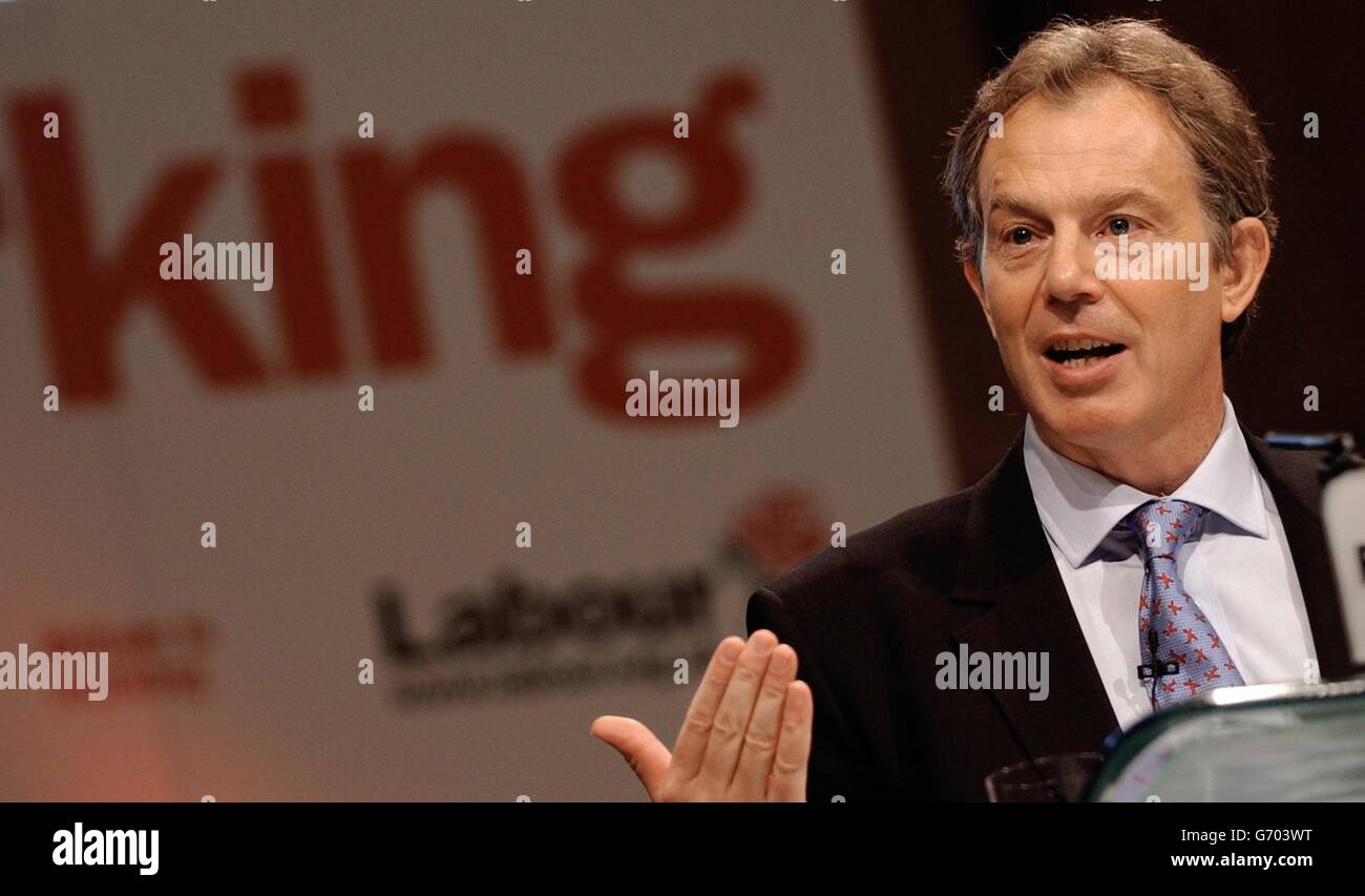 Il primo ministro Tony Blair parla a Cabot Hall, nella zona est di Londra, al lancio della campagna per le elezioni europee del partito laburista per un mese. Ha affermato che gli elettori si trovavano di fronte a una scelta tra il Labour, che avrebbe fatto della Gran Bretagna il cuore dell’Europa e i Tories, che avrebbero lasciato il paese emarginato. Foto Stock