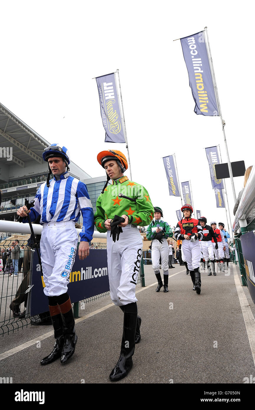 Corse di cavalli - 2014 William Hill Lincoln - giorno due - Ippodromo di Doncaster. I jockeys Paul Mullennan (a sinistra) e Graham Lee camminano dalla sala di pesatura prima della William Hill Bet on the Move handicap Foto Stock