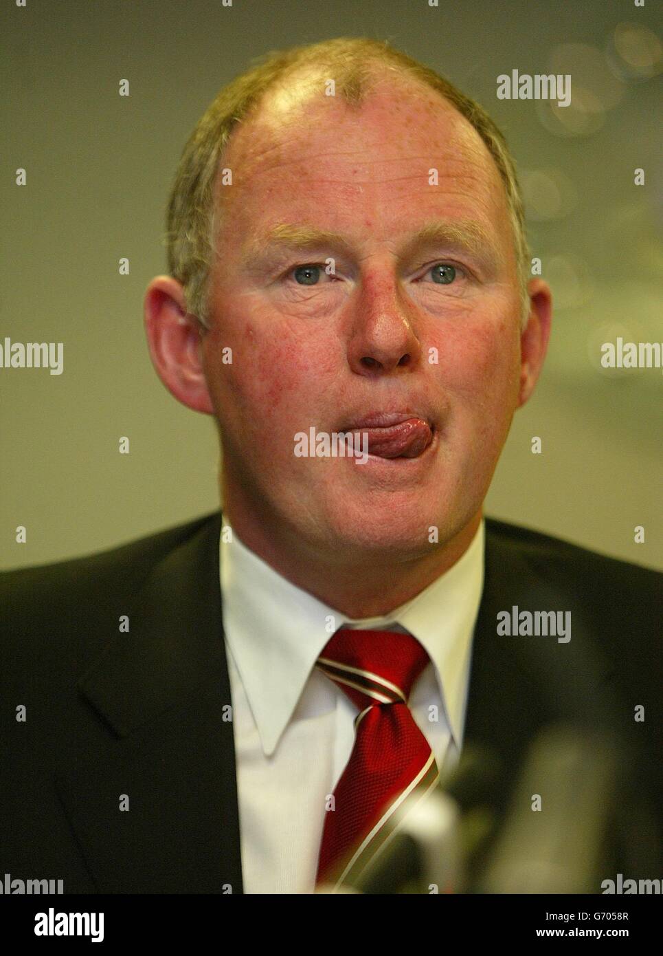 Il magnate milionario Steve Morgan, parlando a Warrington, sulle sue proposte che potrebbero vedere un'iniezione di 73 milioni di euro nel Liverpool Football Club. L'offerta segue un'offerta di 60 milioni dal primo ministro thailandese Thaksin Shinawatra per il 30% delle azioni del club. Foto Stock