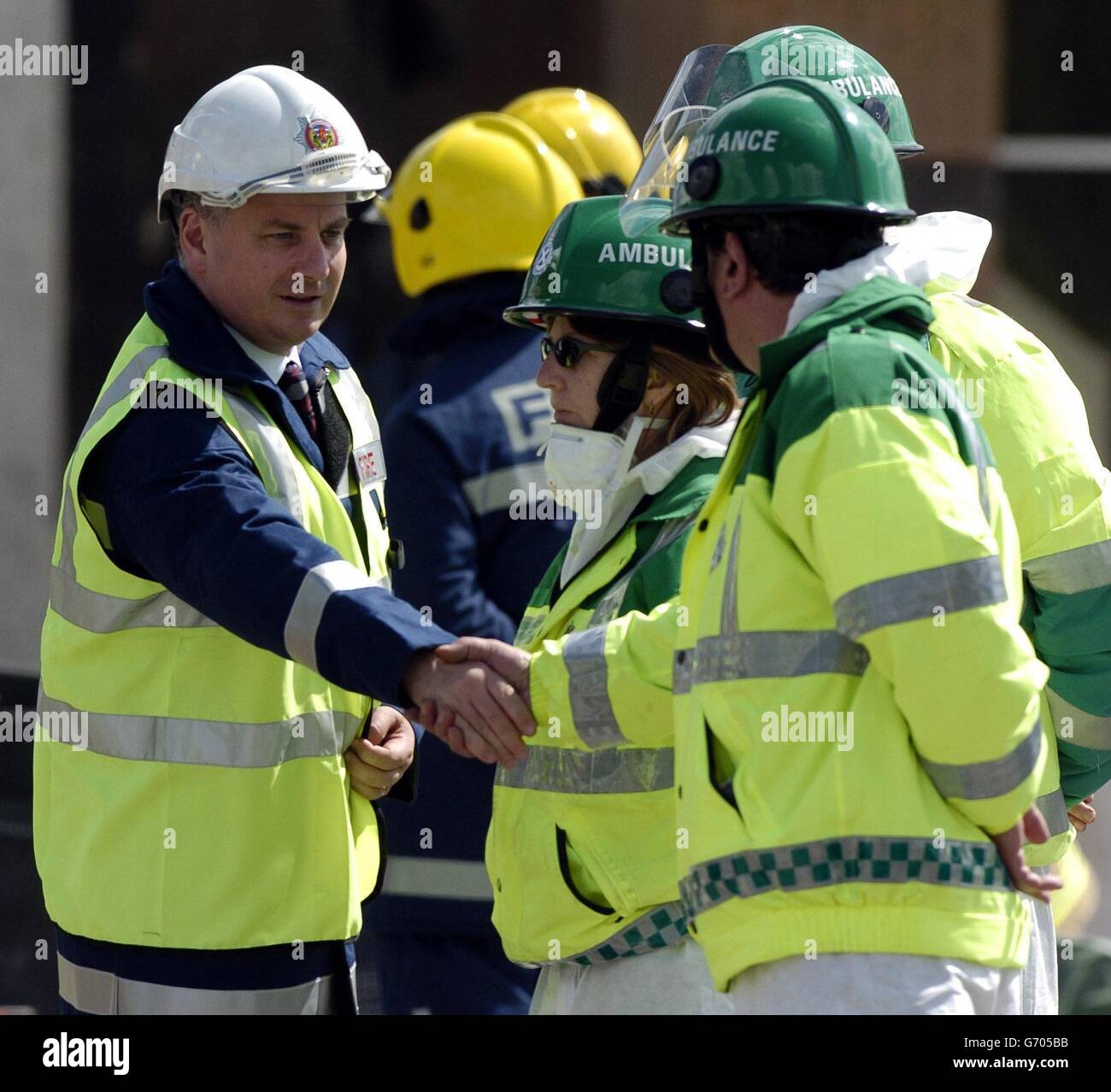 Il primo ministro scozzese (a sinistra) visita il sito di un'esplosione di fabbrica a Glasgow, che ha causato sette vittime per incontrare i servizi di emergenza. Jack McConnell ha incontrato i capi dei servizi di polizia, vigili del fuoco e ambulanza per lodare il loro instancabile lavoro di salvataggio sulla scia dell'esplosione di ieri a Stockline Plastics nella zona di Maryhill a Glasgow. Il primo ministro aveva appena parlato con i sopravvissuti del disastro all'infermeria occidentale della città e con le famiglie delle vittime che attendono notizie dei loro cari in un centro locale. Foto Stock