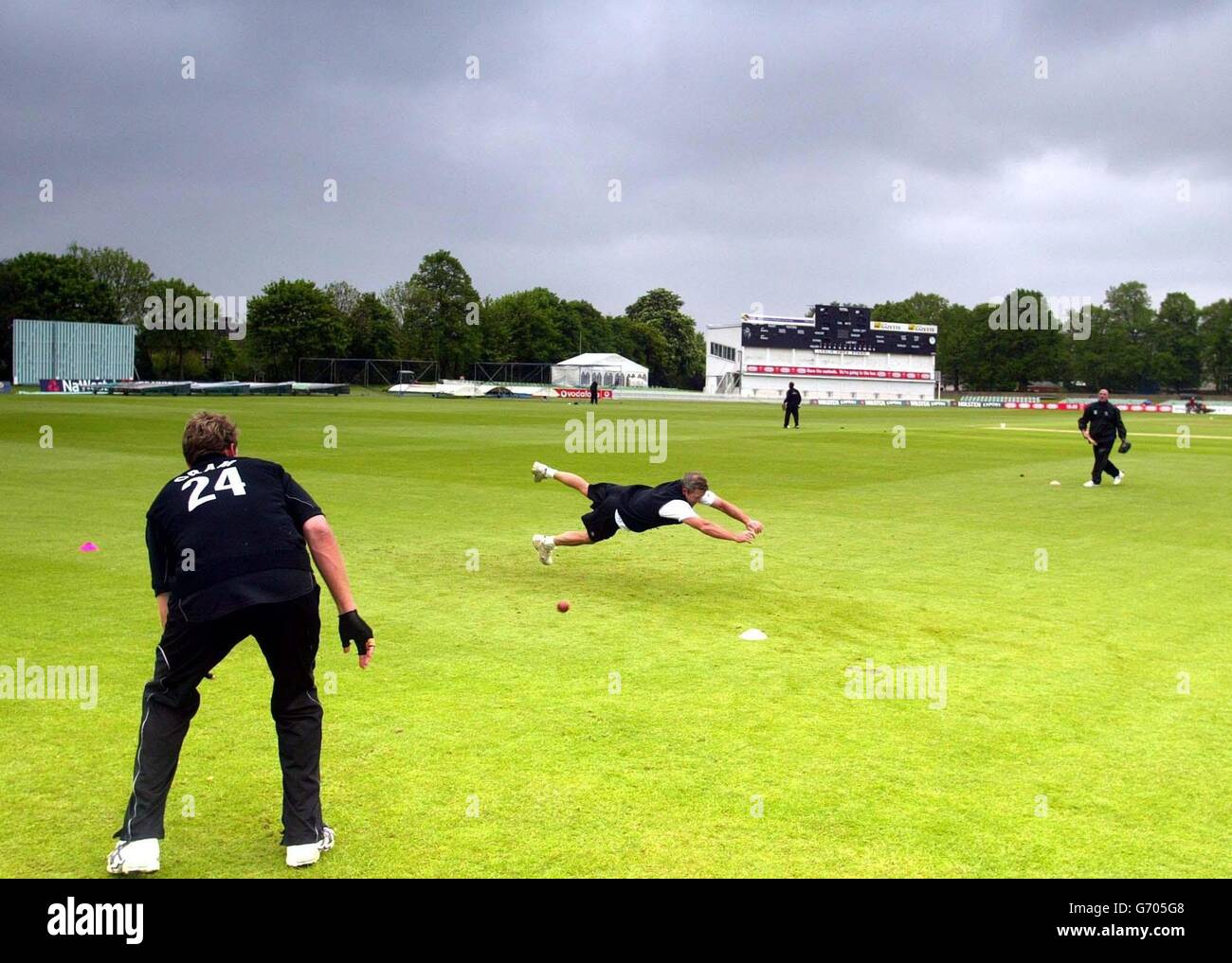 La squadra neozelandese di cricket si allenerà nelle reti di Canterbury, in preparazione alla loro partita di domani, contro Kent CCC. Foto Stock
