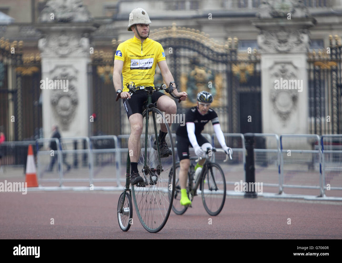 Joff Summerfield, da Greenwich, nel sud-est di Londra, passa il suo penny farthing davanti a Buckingham Palace, nel centro di Londra, durante il suo allenamento, prima di partecipare ai classici di primavera di quest'anno per celebrare il Tour de France che arriva a Londra il 7 luglio. Foto Stock