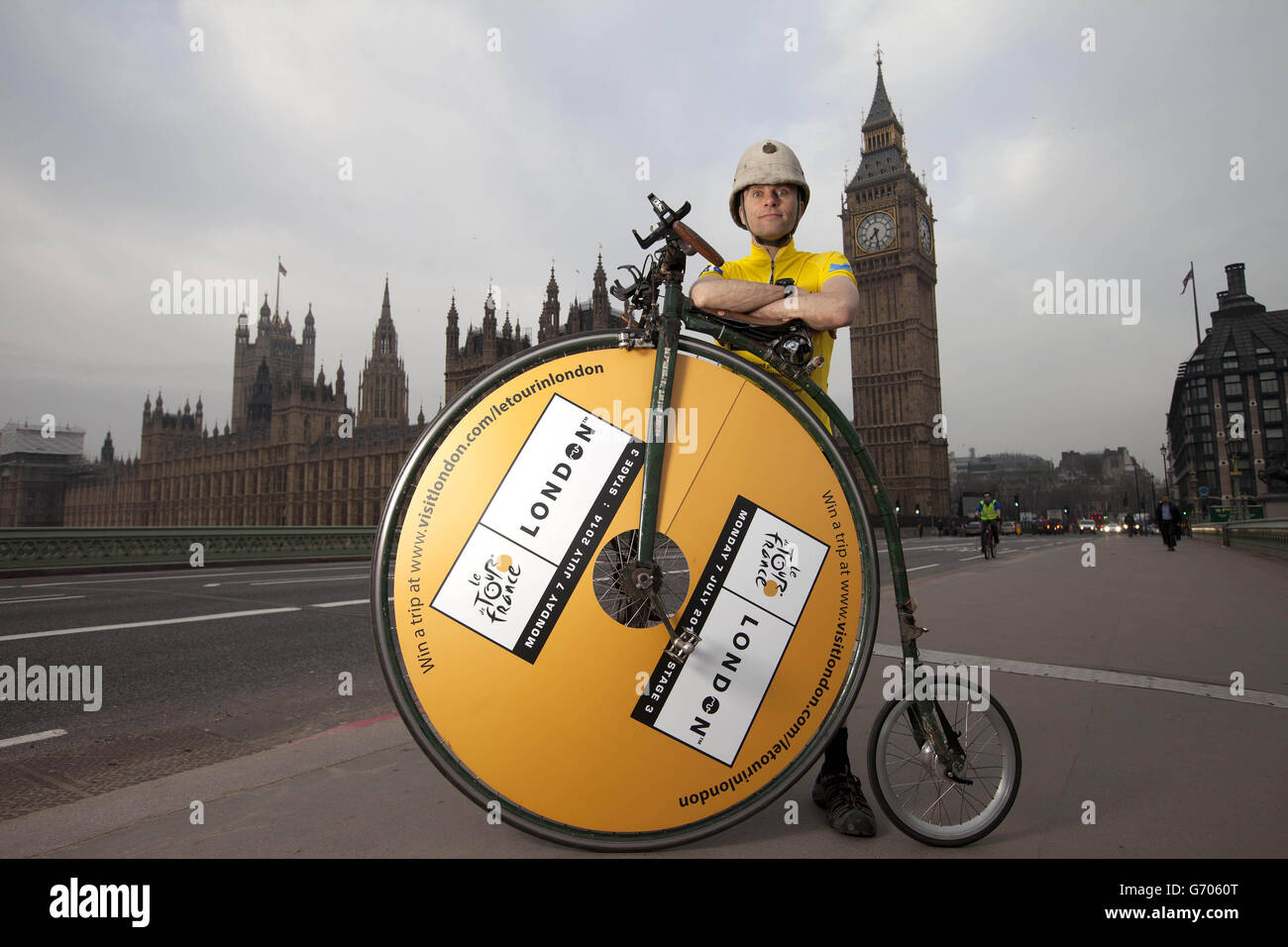 Joff Summerfield, da Greenwich nel sud-est di Londra, si erge con la sua penny farthing sul Westminster Bridge nel centro di Londra, durante il suo allenamento prima di partecipare ai classici di primavera di quest'anno, per celebrare il Tour de France che arriverà a Londra il 7 luglio. Foto Stock