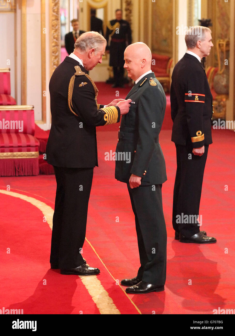 Il Dr. Anthony Marsh di Bridgnorth è decorato con la Medaglia del Servizio di ambulanza della Regina del Principe di Galles a Buckingham Palace, Londra. Foto Stock