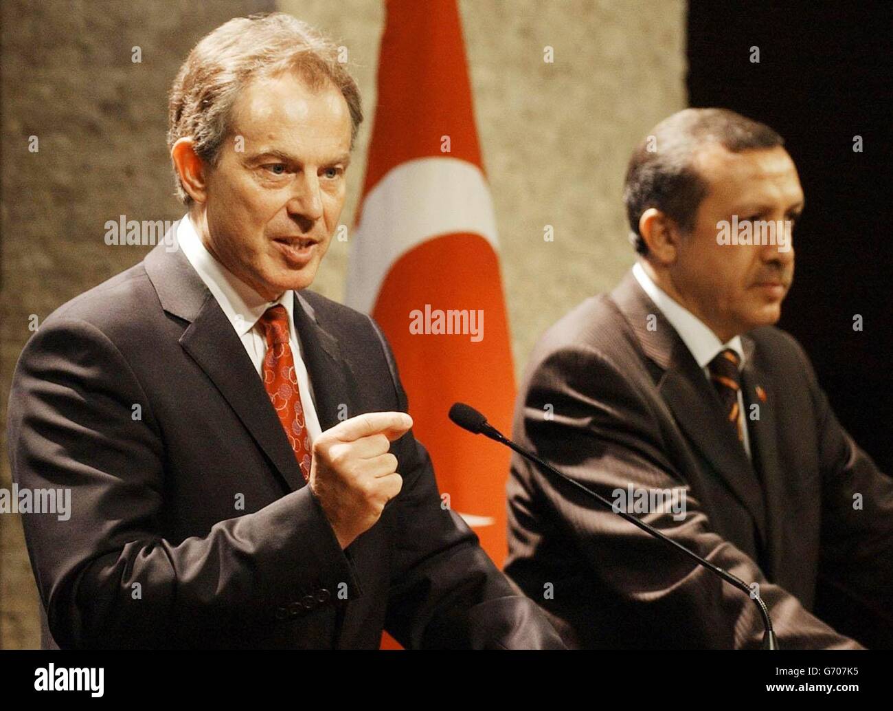 Il primo ministro Tony Blair chiede la fine delle sanzioni commerciali e la revoca del divieto sui voli commerciali per Cipro settentrionale controllata dalla Turchia durante una conferenza stampa ad Ankara con il primo ministro turco Recep Erdogan. Foto Stock