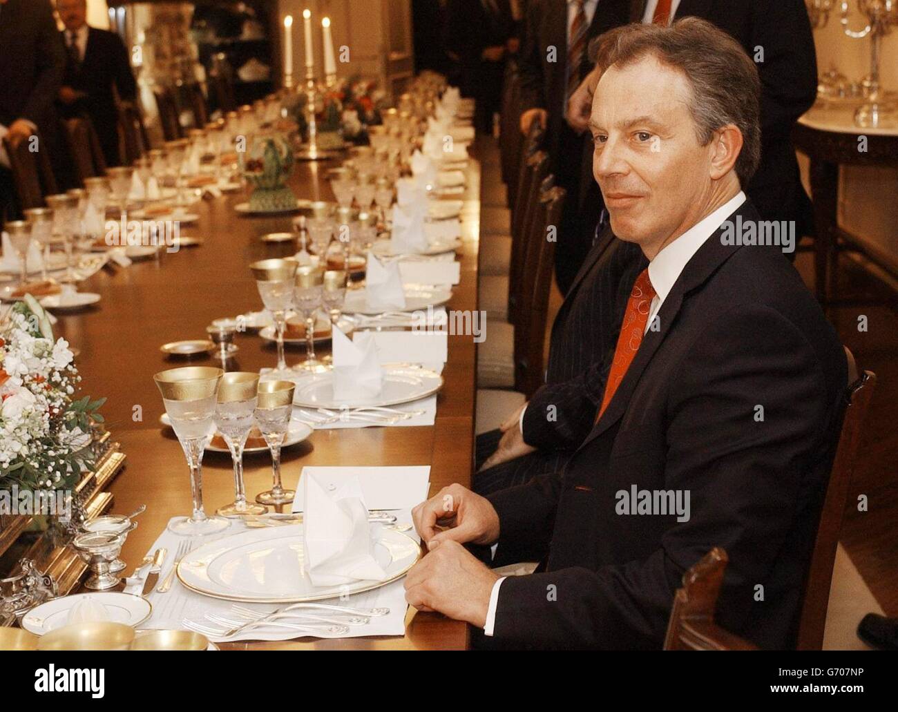 Il primo ministro Tony Blair attende pazientemente la cena come ospite del primo ministro turco Recep Erdogan ad Ankara, dove partecipa a un vertice. In una conferenza stampa congiunta, Tony Blair ha chiesto la fine delle sanzioni commerciali e la revoca del divieto di volo commerciale verso Cipro settentrionale controllata dalla Turchia. Foto Stock