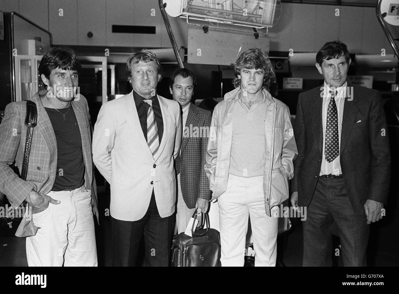 Per il Sud Africa dall'aeroporto di Heathrow sono (l-r) il calciatore belga Franz von Bastijns, il manager John Barnwell, Gordon Smith di Tottenham Hotspur e l'arbitro John Taylor. Partecipano al tour di calcio dei ribelli del Sudafrica. Il tour a sei partite è stato sottoscritto dai birrifici sudafricani, che hanno organizzato il tour di cricket dello scorso inverno. Foto Stock