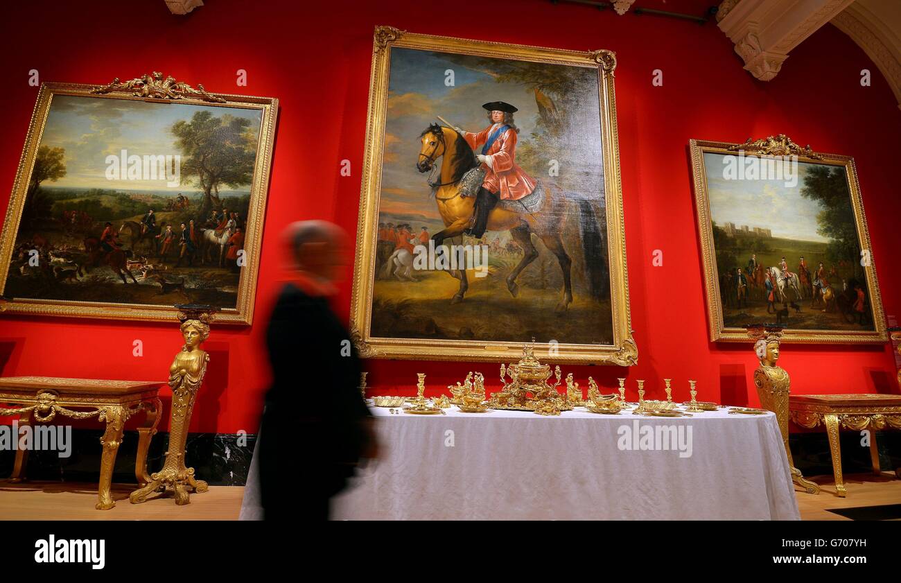Alcuni dei dipinti e manufatti in mostra nella mostra i primi georgiani: Arte e monarchia 1714-1760 alla Queen's Gallery a Buckingham Palace nel centro di Londra. Foto Stock
