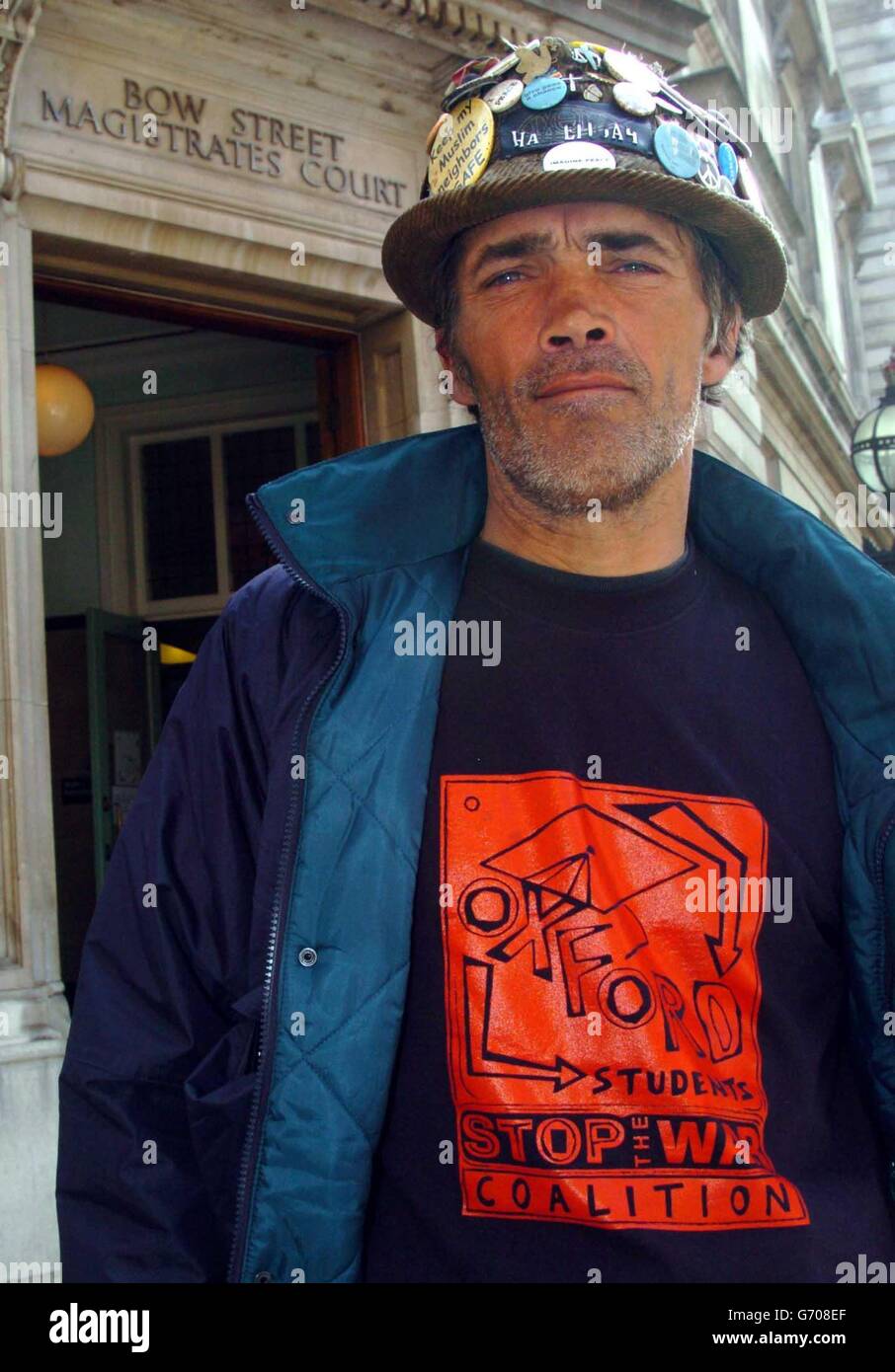 Brian Haw, attivista contro la guerra, 55 anni, che ha messo in scena una protesta contro le Camere del Parlamento per quasi tre anni fuori dalla corte di Bow Street Magistrates a Londra, dove è stato accusato di aver aggredito un ufficiale di polizia. Si dice che abbia ostacolato il funzionario mentre ha indagato su un allarme di sicurezza in Piazza del Parlamento, Westminster, all'inizio di questo mese, ed è anche accusato di non aver lasciato un cordone di sicurezza designato, la Corte dei Magistrati di Bow Street, sentita. Gli fu concessa la cauzione e gli fu ordinato di ritornare alla stessa corte il 1° giugno. Foto Stock