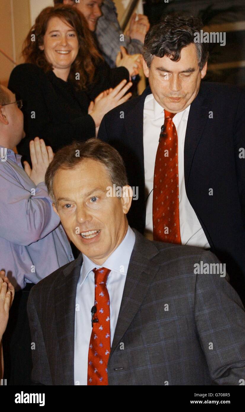 Il primo ministro britannico Tony Blair (a sinistra) e il Cancelliere Gordon Brown arrivano al lancio di una campagna di manifesti a Londra, per le prossime elezioni europee e locali di giugno. I due hanno lanciato una serie di manifesti che hanno accaparrato il record economico del governo in vista delle elezioni del 10 giugno ai consigli locali, all'Assemblea di Londra e al Parlamento europeo. Foto Stock