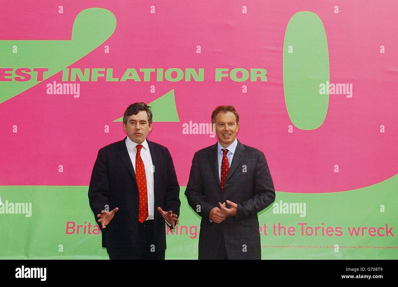 Il primo ministro britannico Tony Blair (destra), seguito dal Cancelliere Gordon Brown, parla al lancio di una campagna di poster a Londra, per le prossime elezioni europee e locali di giugno. I due hanno lanciato una serie di manifesti che hanno accluso il record economico del governo in vista delle elezioni del 10 giugno ai consigli locali, all'Assemblea di Londra e al Parlamento europeo. Foto Stock