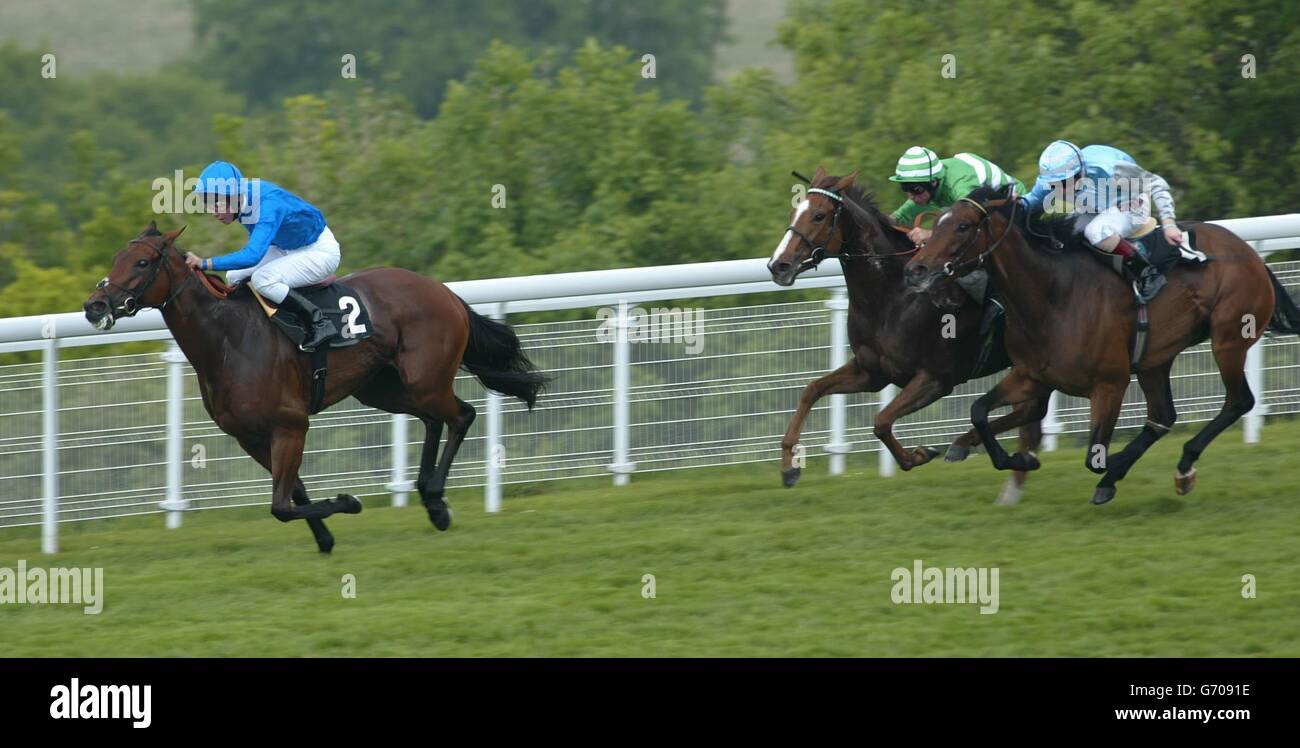 Kerrin McEvoy su Gonfilia vince l'Excel Schroders London Boat Show EBF Conqueror Stakes presso l'ippodromo di Goodwood, West Sussex. Foto Stock