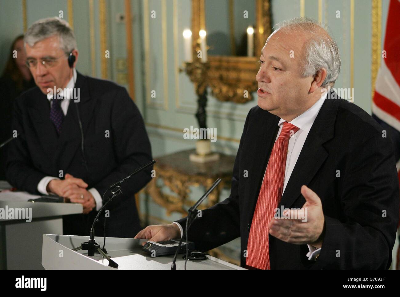 Il ministro degli Esteri britannico Jack Straw (L) ascolta come il ministro degli Esteri spagnolo Miguel Angel Moratinos parla durante una conferenza stampa congiunta al No. 1 Carlton Gardens di Londra, dopo una riunione per il pranzo. Foto Stock