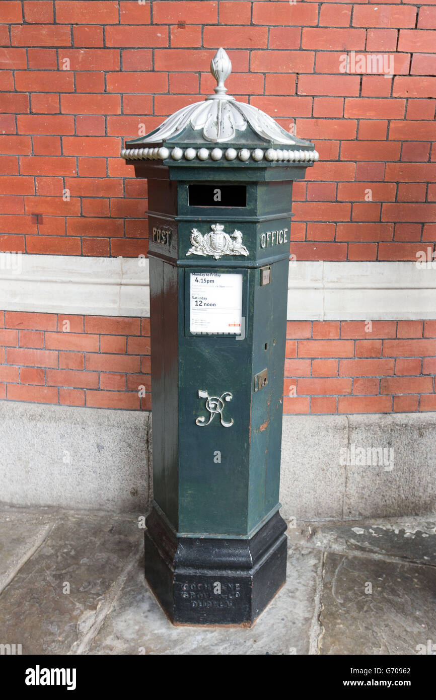 Immagine generale di una casella postale nella galleria Windsor Royal Shopping a Windsor, Berkshire Foto Stock