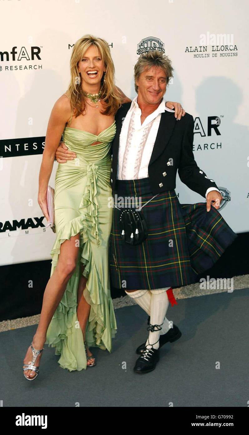 Il cantante Rod Stewart e la sua fidanzata Penny Lancaster arrivano per la festa amfAR (American Foundation for AIDS Research) 'Cinema Against AIDS 2004' al ristorante le Moulin de Mougins, come parte del 57esimo Festival del Cinema di Cannes in Francia. Foto Stock