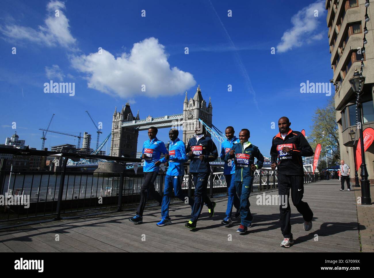 Atletica - VIRGIN LONDON MARATHON 2014 - Elite Mens Photocall - Tower Bridge Foto Stock