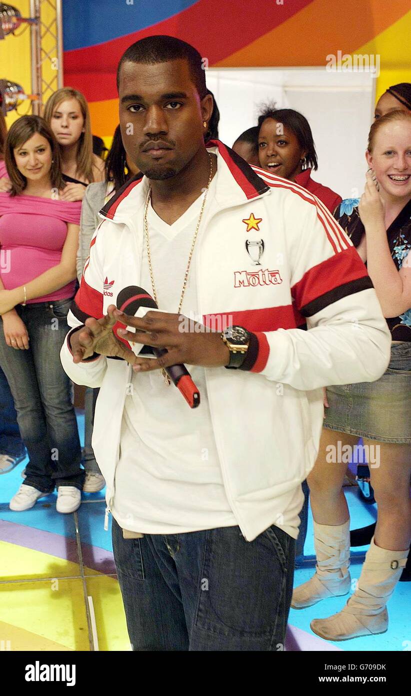 L'artista hip-hop Kanye West durante la sua apparizione ospite su MTV TRL UK presso gli MTV Studios di Camden, a nord di Londra. Foto Stock