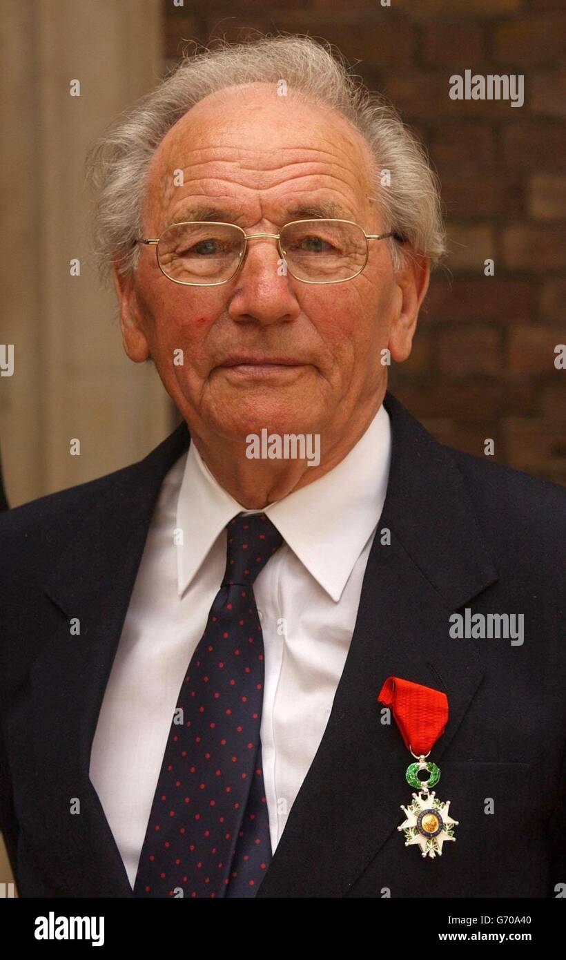 Il veterano della seconda guerra mondiale Frank Jones di Sutton-on-Sea con la sua Insignia della Legione D'Honneur a Londra. Gli onori sono stati presentati dal governo francese ai membri dell'Association des Combattants Volontaires per atti di coraggio e coraggio. Foto Stock