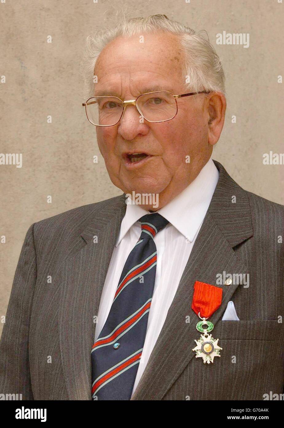 Il veterano della seconda Guerra Mondiale Alexander Barron di Edimburgo dopo essere stato presentato con l'Insignia della Legione D'Honneur a Londra. Gli onori sono stati presentati dal governo francese ai membri dell'Association des Combattants Volontaires per atti di coraggio e coraggio. Foto Stock