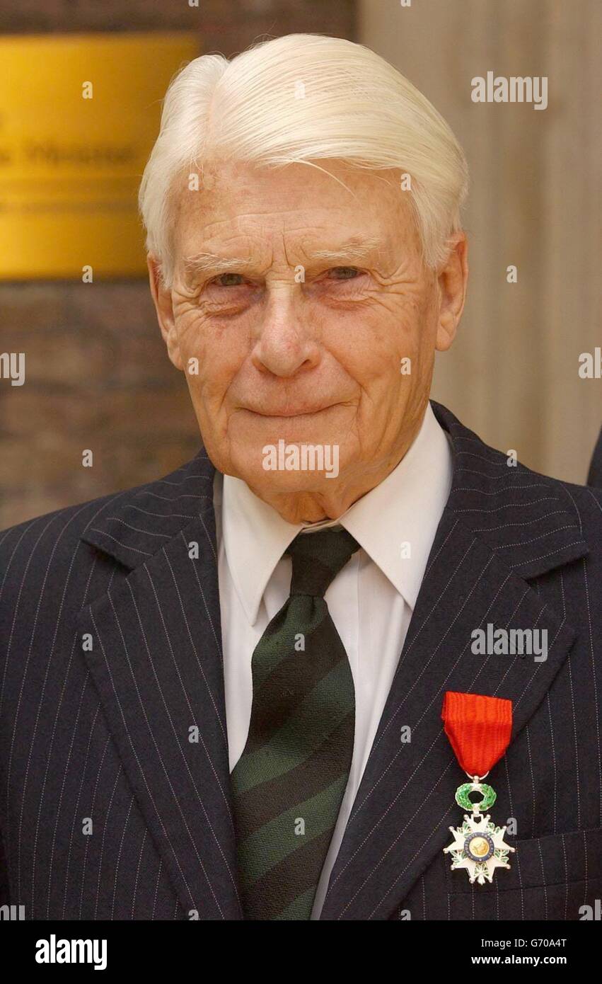 Dennis Cox, veterano della seconda Guerra Mondiale, da Harrogate, dopo essere stato presentato con l'Insignia della Legione D'Honneur a Londra. Gli onori sono stati presentati dal governo francese ai membri dell'Association des Combattants Volontaires per atti di coraggio e coraggio. Foto Stock