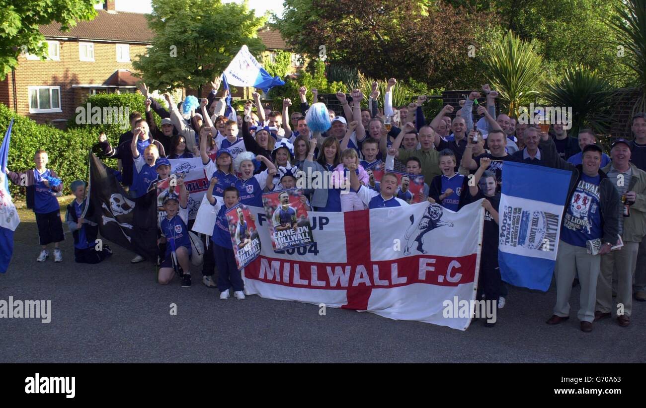 I fan di Millwall si riuniscono al pub Beacon di Hayes, Kent, sulla strada per la finale della Coppa per guardare la partita. NESSUN UTILIZZO NON UFFICIALE DEL SITO WEB DEL CLUB. Foto Stock