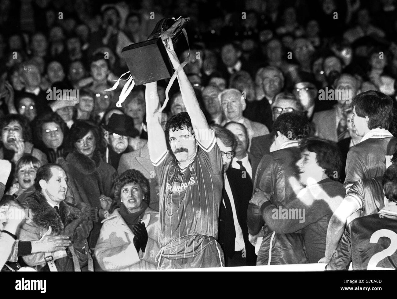 Il jubilant Graeme Souness ha vinto il trofeo della Coppa del latte dopo che il suo fianco ha battuto i suoi rivali Merseyside Everton 1-0 nella riproduzione della finale della Coppa del latte a Maine Road, Manchester. Souness ha segnato l'unico gol nel 22° minuto per dare a Liverpool la loro quarta vittoria della League Cup. Foto Stock