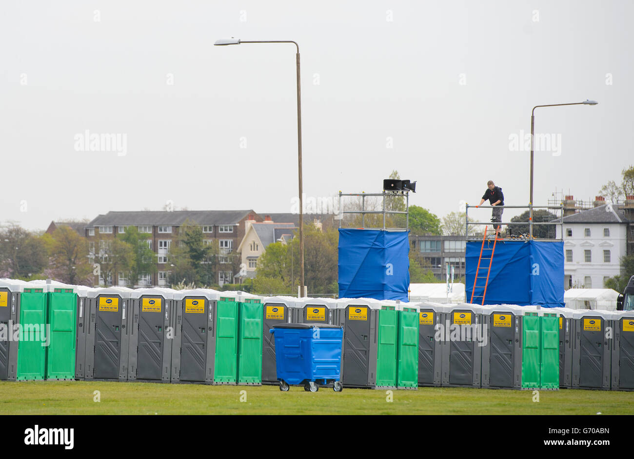 Vista generale dei preparativi nell'area di partenza per la maratona di Londra 2014, a Blackheath, a est di Londra. PREMERE ASSOCIAZIONE foto. Data immagine: Sabato 12 aprile 2014. Il credito fotografico dovrebbe essere: Dominic Lipinski/PA Wire Foto Stock