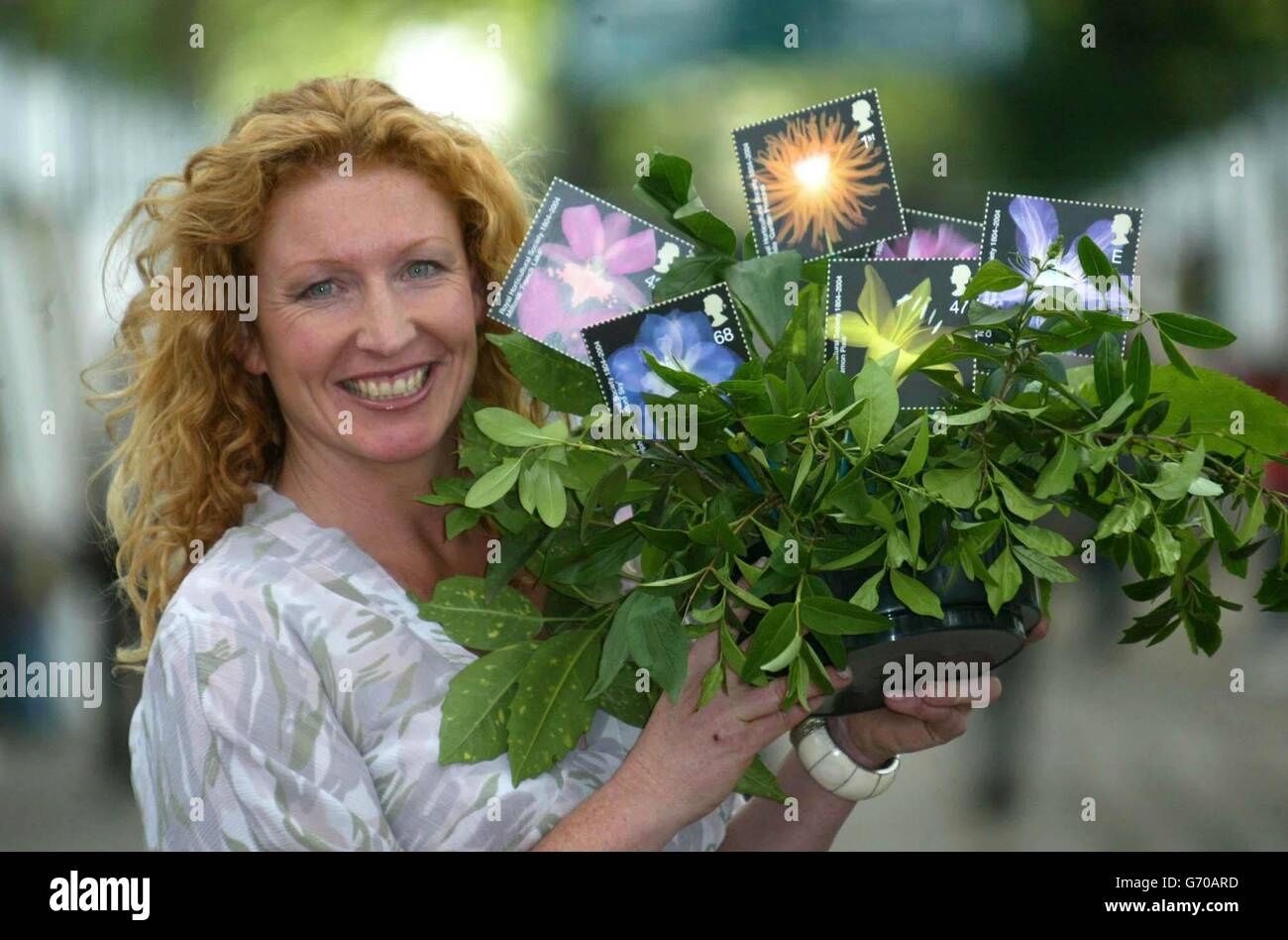 Il giardiniere della TV Charlie Dimmock elogia l'ultimo set di francobolli della Royal Mail per celebrare i 200 anni della Royal Horticultural Society al Chelsea Flower Show di Londra. I francobolli mostrano vibranti immagini floreali create dai fotografi Barbara e Zafer Baran. Foto Stock