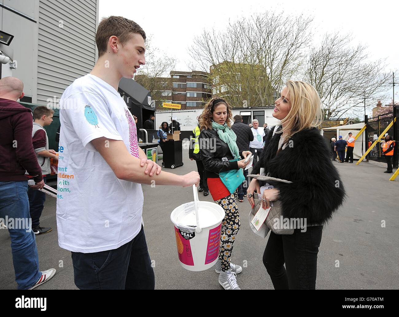 Calcio - Barclays Premier League - Fulham / Norwich City - Craven Cottage. Collezionisti di beneficenza fuori Craven Cottage prima del gioco Foto Stock